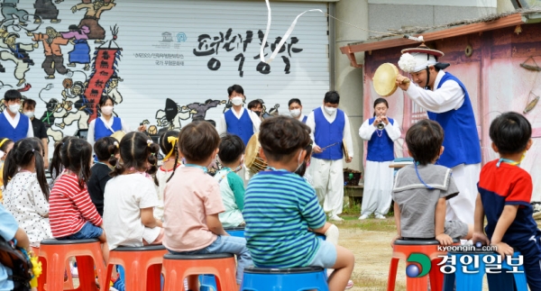 경기도내 무형문화재 보유자가 70여명에 달하지만 코로나19로 인한 생계 문제 등으로 전수자들이 뿔뿔이 흩어지면서 계승자 부재에 대한 우려의 목소리가 커지고 있다. 지난 14일 오전 평택시 팽성읍 평택농악전수회관에서 어린이들을 대상으로 한 농악체험행사 '농악아 놀자'가 진행되고 있다. 2022.9.14 /이지훈기자