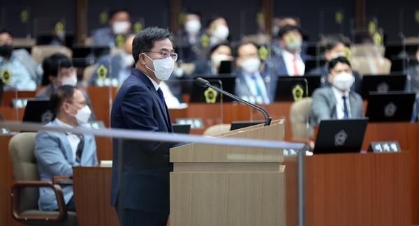 21일 김동연 경기도지사가 경기도의회 본회의장에서 열린 경기도의회 제363회 임시회 제2차 본회의에서 도정 질문(일문일답)에 답변을 하고 있다./경기도 제공