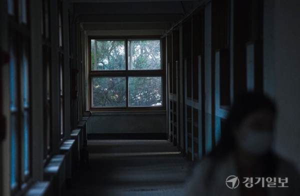 무성한 잡초가 삼킨 곳, 길 잃은 새는 출구를 찾지 못했다. 희미하게 새어 나오는 불빛은 성한데 없는 복도를 스산하게 비췄다. 이곳은 별일 없이 무서운 곳. 인천 ‘삼산국민학교 송광분교’다. 조주현기자