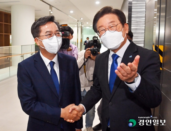 김동연 경기도지사와 더불어민주당 이재명 대표가 26일 오전 경기도청에서 만나 인사를 나누고 있다. 이 대표는 이날 더불어민주당 현장최고위원회 회의와 경기도 예산정책협의회 회의에 참석하기 위해 도청을 방문했다. 2022.9.26 /김도우기자