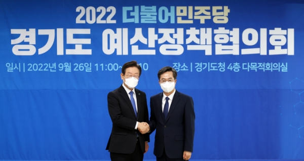▲ 김동연 경기도지사와 이재명 더불어민주당 대표가 지난 26일 경기도청에서 열린 예산정책협의회에서 경기북부특별자치도에 대한 의견을 나눴다. (사진=경기도 제공)