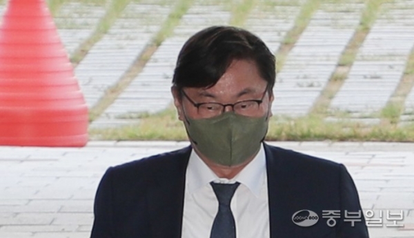 쌍방울 그룹으로부터 억대의 금품을 수수한 혐의를 받는 이화영 킨텍스 대표이사(전 경기도 평화부지사)가 27일 오전 수원시 영통구 수원지방법원에서 열리는 사전구속영장 실질심사(구속 전 피의자심문)에 출석하기 위해 수원지방검찰청 청사로 들어가고 있다. /홍기웅 기자