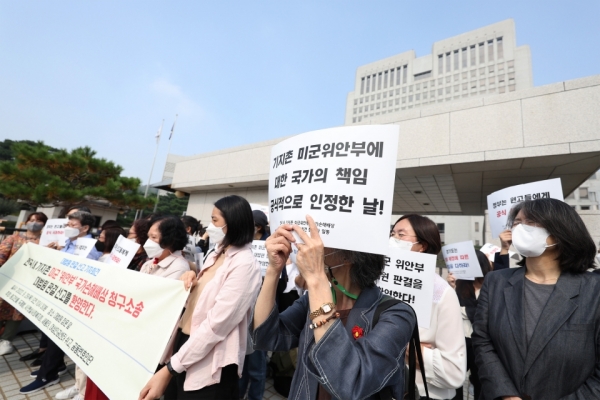 국내 주둔 미군을 상대로 한 기지촌에서 성매매에 종사한 여성들에게 국가가 배상해야 한다는 대법원 판단이 나왔다. 대법원 2부는 29일 이모 씨 등이 정부를 상대로 낸 손해배상 소송에서 "정부가 원고들에게 각 300만원∼700만원씩 지급하라"고 판결한 원심을 확정했다. 이날 오전 서울 서초구 대법원에서 열린 기지촌 성매매 여성들의 국가배상소송 상고심 선고 판결 기자회견에서 기지촌 여성단체와 원고, 공동변호인단 등이 손패맛을 들고 있다. /사진=연합뉴스