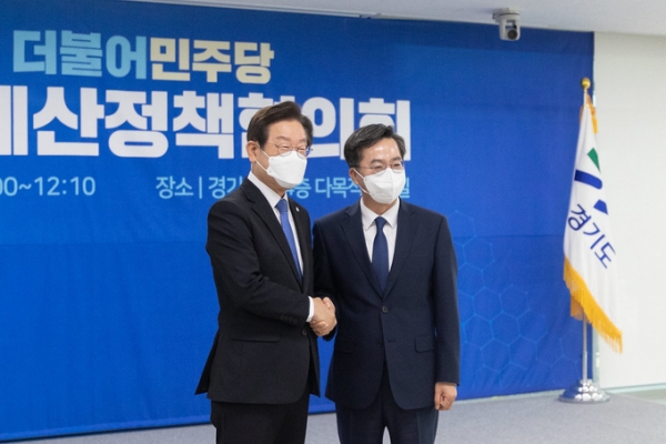 ▲ 지난 26일 오전 경기도청 4층 다목적회의실에서 열린 경기도-더불어민주당 예산정책협의회에서 김동연 경기도지사와 이재명 더불어민주당 대표가 기념촬영을 하고 있다. (사진=경기도 제공)