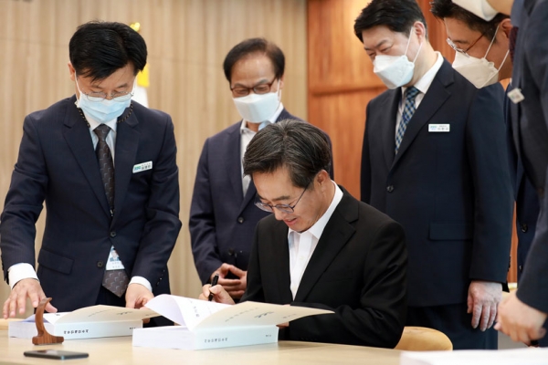 김동연 경기도지사가 1일 오전 경기도 수원시 경기도청 집무실에서 1호 결재를 하고 있다. 2022.7.1 /경기도 제공