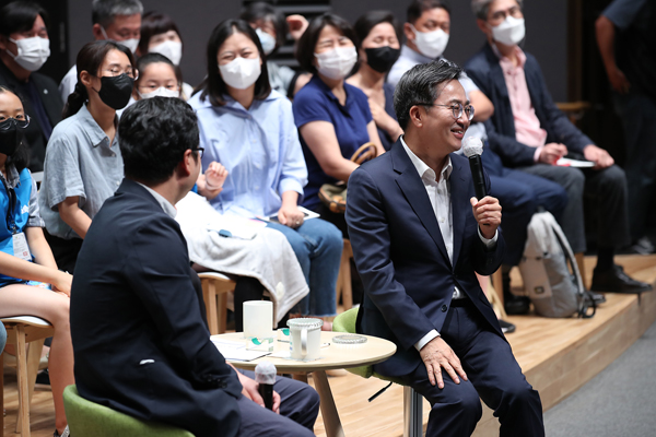 김동연 경기도지사가 지난 7월 15일 경기도청 대강당에서 ‘기회수도 경기’를 주제로 맞손토크를 하고 있다./사진=경기도 제공