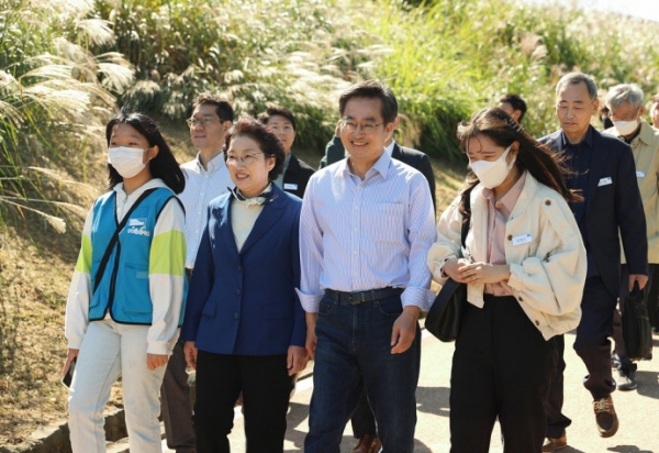지난 8일 오전 김동연 경기도지사가 도민들과 함께 도담소에서 도민소통 간담회가 열리는 행궁동으로 걸어서 이동하는 맞손동행을 하고 있다. 사진=경기도청