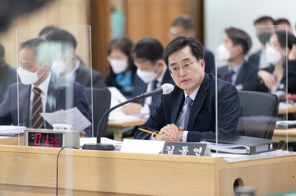 ▲ 김동연 경기도지사가 지난 14일 국회 국토교통위원회가 진행한 국정감사에 참석해 답변하고 있다. (사진=경기도 제공)