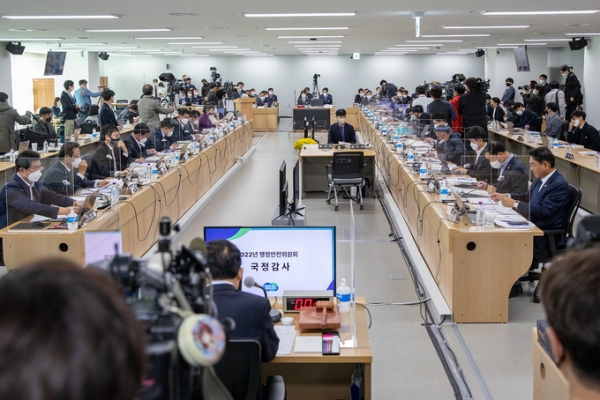 ▲ 18일 오전 경기도청 4층 다목적회의실에서 열린 2022년 행정안전위원회 국정감사에서 김동연 경기도지사가 인사말을 하고 있다. (사진=경기도 제공)
