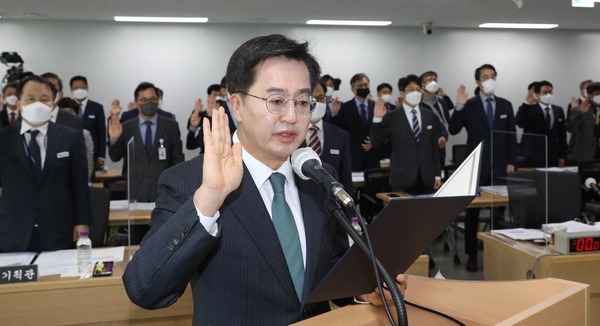 김동연 경기지사가 18일 오전 수원특례시 영통구 경기도청에서 열린 국회 행정안전위원회 경기도 국정감사에서 증인선서를 했다. /사진공동취재단