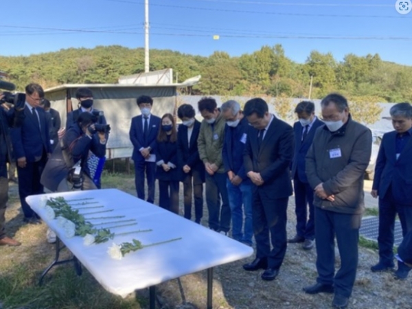 ▲ 19일 김동연 경기지사가 안산시에 있는 선감학원 현장을 찾아 피해자들에게 사과했다. 이어 김 지사는 피해자에 대한 지원과 추모 공간 마련 등 경기도 차원의 지원을 약속했다. /최인규 기자 choiinkou@incheonilbo.com