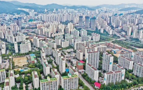 정부가 2024년까지 재건축을 진행할 1기 신도시 선도지구를 결정하겠다는 방침을 정하면서 관련 지역 주민들이 서로 간 당위성을 주장하고 있다. 사진은 도내 한 1기 신도시 전경. 경기일보 DB