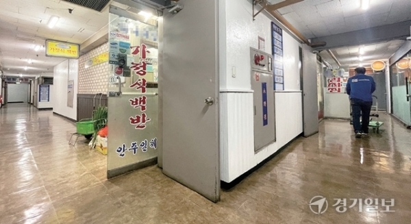 25일 오후 과천시 별양동 중심상권에 위치한 지하 식당가가 한산한 모습을 보이고 있다. 조주현기자