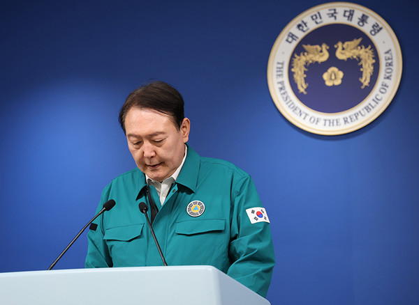 윤석열 대통령이 30일 오전 서울 용산 대통령실 청사 브리핑룸에서 ‘이태원 핼러윈 참사’와 관련 대국민 담화를 발표했다.