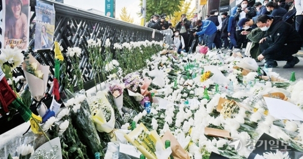 전국 곳곳에 마련된 이태원 참사 희생자 추모공간마다 조문객들의 발길이 이어지고 있다. 31일 오후 서울 지하철 6호선 이태원역 1번 출구 앞에서 시민들이 꽃과 편지 등을 바치며 희생자들을 추모하고 있다. 윤원규기자