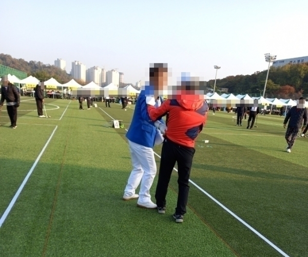 ▲ 지난 달 30일 용인특례시 기흥레스피아 축구장에서 열린 제33회 경기도생활체육대축전 2022 용인 게이트볼 종목 마지막 날 경기도게이트볼협회 관계자 A씨와 B씨가 실랑이를 벌이고 있다. (사진=경기신문 독자 제공)
