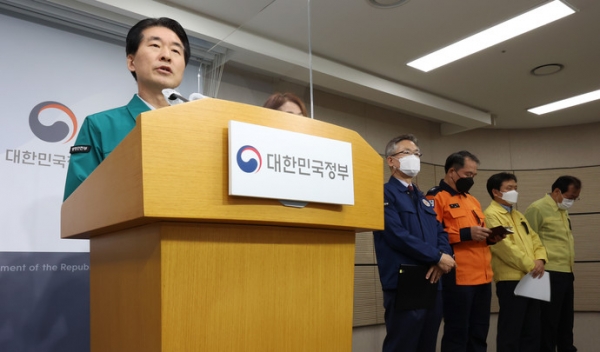 김성호 행정안전부 재난안전관리본부장(왼쪽)이 1일 오전 세종시 정부세종청사에서 열린 '이태원 사고' 관련 중대본 회의 내용 등을 브리핑 한 뒤 취재진의 질문에 답변하고 있다. 연합