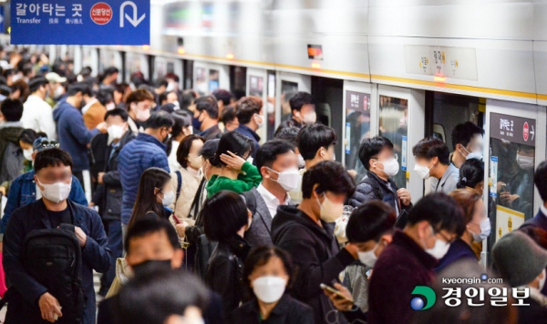 313명의 사상자를 낸 이태원 핼러윈 압사 참사 사건 이후 인구 혼잡도가 높은 장소의 안전사고 예방이 필요하다는 지적이다. 2일 오후 성남시 분당구 정자역 지하철 플랫폼이 탑승객들로 북적이고 있다. /이지훈 기자