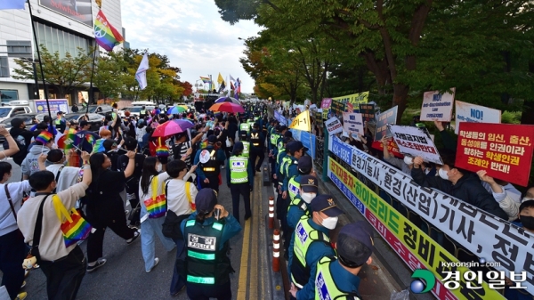 이태원 압사 참사로 수많은 인명 피해가 생긴 후로 주최 없는 행사에 대한 지자체의 안전관리 부재가 주목되고 있다. 사진은 지난 10월 열린 제5회 인천퀴어문화축제 모습. /경인일보DB