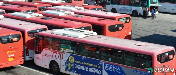 경기·인천지역의 버스업체를 사모펀드가 인수하면서 이익을 위해 소유 부동산을 매각하는 등의 단기 차익 실현에 집중할 우려가 있어 공공성 보장 장치가 필요하다는 지적이다. 사진은 경기도내 한 버스차고지의 모습. 2022.11.06 /김도우기자