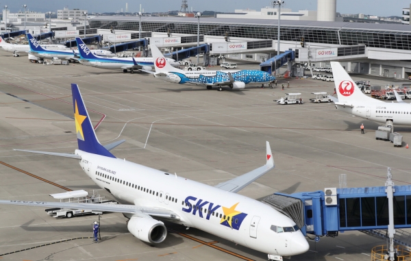 나고야 중부국제공항 계류장에 일본 국적기와 LCC(저비용항공사) 여객기들이 차례로 들어오고 있다. 공항측은 항공 수요가 점차 늘어나자 제2 활주로 증설을 지역 주민들과 협의하고 있다. /나고야=김철빈 기자
