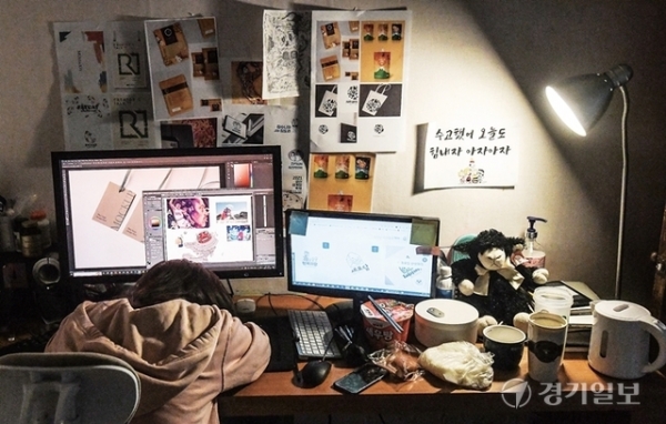 웹기반형 플랫폼 노동자 A씨가 9일 김포시 자취방에서 디자인 작업을 마치고 책상에 얼굴을 파묻은 채 쉬고 있다. 조주현기자