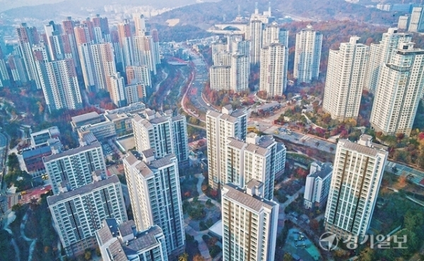 정부가 10일 경기도 성남(분당•수정), 과천, 하남, 광명, 서울을 제외한 전국 모든 지역을 부동산 규제 지역에서 해제했다. 사진은 조정대상지역에서 해제된 수원특례시 광교지구. 윤원규기자