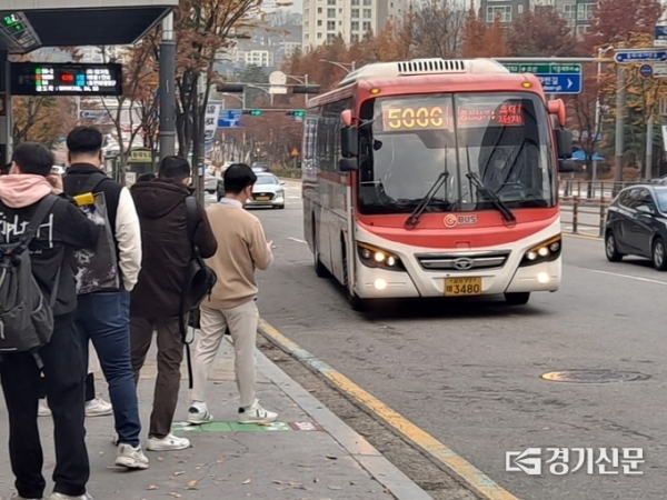 ▲ 출근길 광역버스를 기다리는 승객들. (사진=박진석 기자)