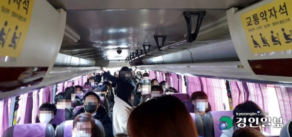 15일 오전 수원역 버스 정류장에서 출발한 잠실 광역환승센터행 1007번 버스에서 승객들이 입석으로 출근하고 있다. 2022.11.15 /김동한기자
