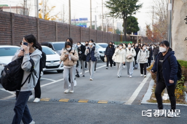 ▲  17일 대학수학능력시험을 마친 학생들이 정문을 빠져나오고 있다. (사진=오재우 기자)