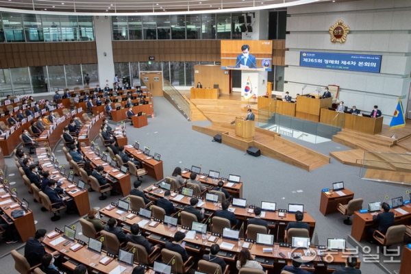 17일 오후 경기도의회 본회의장에서 김동연 경기도지사와 경기도의원, 경기도 간부 공무원 등 관계자들이 참석한 가운데 경기도의회 제365회 정례회 제4차 본회의가 열렸다. 노민규기자