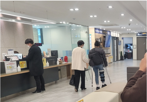 서울시에서 지난해 11월부터 시행한 '1인 가구 병원 안심동행' 서비스 현장. /사진 = 서울시 제공