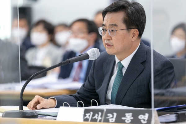 ▲ 2022년 행정안전위원회 국정감사에서 김동연 경기도지사가 행정안전위원회 위원들의 질의에 답변하고 있다. (사진=경기도 제공)