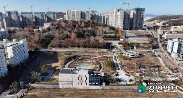 성남 제1공단 공원화 사업 추진 당시 토지주인 시행사를 배제한 채 성남시와 군인공제회가 직접 계약을 체결한 사실이 확인돼 물의를 빚고 있다. 사진은 지난 5월 성남시 수정구 신흥동에 완공된 '제1공단 근린공원'. 2022.11.30 /임열수기자