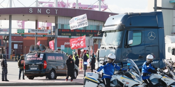 화물연대 총파업 1주일째인 30일 오전 인천시 연수구 인천 신항 선광신컨테이너터미널에서 경찰관들이 교통정리를 하고 있다. /양진수 기자