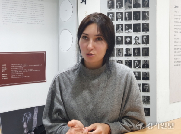 우크라이나 피란민 율리야 씨(33)는 러·우 전쟁을 피해 지난 9월 한국에 입국했다. 지난 11월30일 안산시 고려인문화센터에서 만난 율리야 씨가 한국에서의 첫 겨울, 현재 우크라이나의 상황 등을 설명하고 있다. 오민주수습기자