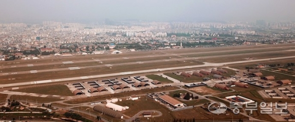 경기지역 대표 과제이자 갈등 사안인 ‘경기국제공항’ 건설 사업 진척을 위해 수원·화성시가 직접 나서야 한다는 지적이 이는 가운데 사진은 수원시에 위치한 군공항 전경. 노민규기자