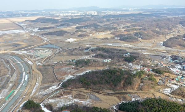 ▲ 화성도시공사가 민간사업자와 합동으로 추진 중인 4300억원 규모의 화성시 남양읍 시리 물류단지 계획 개발부지 67만2000㎡(20만여평) 전경. 7일 개발 부지 한복판을 서해선 복선전철 공사가 한창 진행되고 있다. /김철빈기자