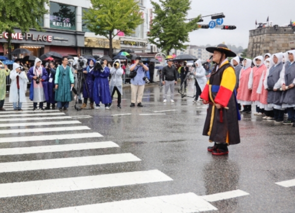 지난 10월 8~9일 개최된 ‘2022 정조대왕 능행차 공동재현’에 수원유수부로 출연한 이재준 수원시장. 허리의 파란색 전대가 앞으로 매듭지어져야 하지만 뒤로 둘러 리본 매듭이 지어져 있다. 사진=수원문화재단