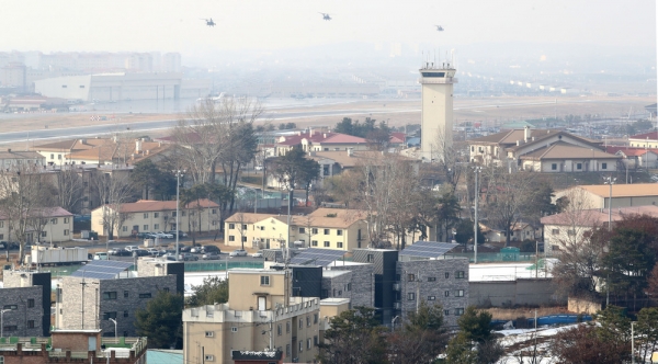 ▲ 12일 주한미군이 여주 남한강 일대에서 실시한 비행훈련을 전면 금지하고, 피해 주민들에게 사과했다. 시멘트 담을 사이에 두고 위치한 캠프 험프리스와 평택시 팽성읍 안정리 주택가 위로 미군 헬기가 이동하고 있다. /김철빈기자
