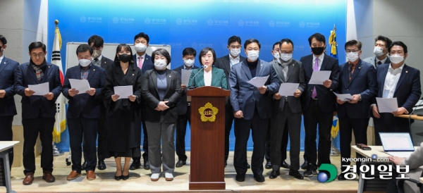 12일 오후 경기도의회 브리핑룸에서 지난 9일 직무집행정지가 결정된 국민의힘 곽미숙 의원을 비롯한 관계자들이 기자회견을 열고 있다. 2022.12.12 /이지훈기자