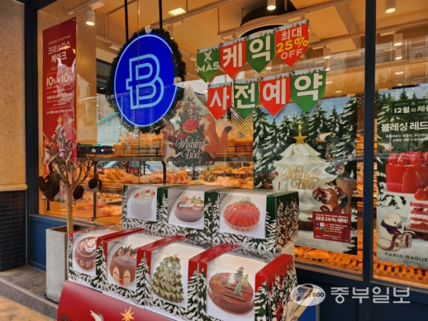 22일 수원시 내 한 파리바게뜨 매장 밖에 진열된 크리스마스 케이크 사전 예약 홍보물. /강현수 기자