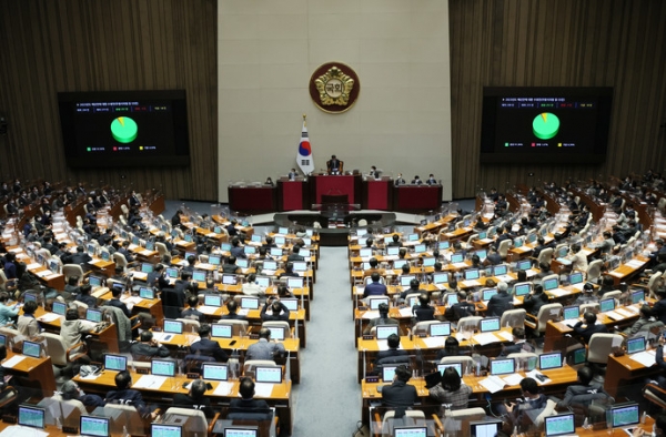 24일 새벽 국회 본회의에서 2023년도 예산안에 대한 수정안이 의결 통과되고 있다. 사진=연합