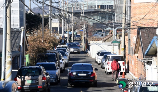 경기도 내 장기간 미집행되고 있는 현황도로나 미개통 구간 등에 대해 예산확보를 통해 도로 조성을 서둘러야 한다는 지적이다. 3일 오후 수원시 권선구 고색동 수원종합공구단지 옆의 한 현황도로에 차들이 얽혀 지나고 있다. 2023.1.3 /임열수기자