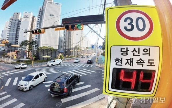4일 오후 안양시 동안구 평촌동 한 초등학교 앞 어린이 보호구역에서 차량들이 30㎞ 제한 속도를 초과한 채 주행하고 있다. /조주현 기자