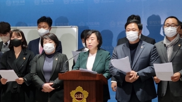 경기도의회 곽미숙 국민의힘 대표가 12일 도의회 브리핑룸에서 기자회견을 하고 있다. (사진=경기신문 DB)