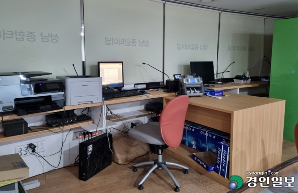 지난 1월 4일 오전 10시께 성남종합버스터미널의 매표소가 위치한 지하 1층에는 적막함이 감돌았다. 주변은 온통 캄캄했지만, 버스터미널 운영사인 NSP 직원들이 이용하는 사무실에서만 불빛이 새어나왔다. 사진은 NSP 직원들이 사용 중인 사무실 내부. /이시은 기자