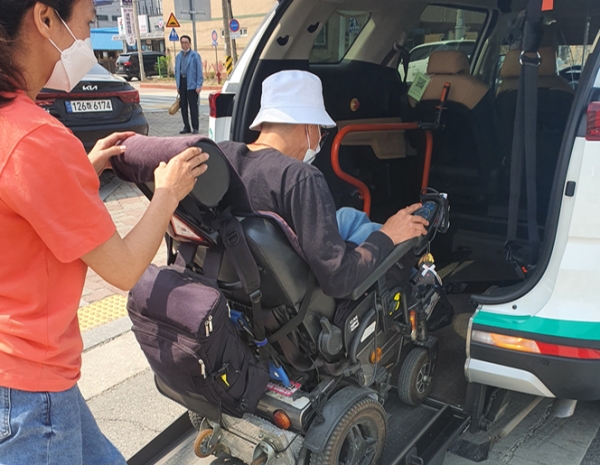 경기신문은 지난해 7월 이영봉 포천나눔의집장애인자립생활센터 소장, 권순화 활동가와 함께 교통약자 특별교통수단인 ‘즉시콜(장애인콜택시)’을 타고 포천시에서 화성시까지 동행했다. /사진=김혜진 기자