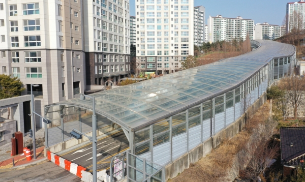 ▲ 국토교통부가 대형 화재 사고가 발생한 과천 제2경인고속도로 방음터널과 동일한 소재를 사용하고 있는 용인시 수지구 상현동 방음터널에 대한 막바지 공사를 일시 중단해 지자체, 주민들과 갈등을 빚고 있다. 8일 공사가 중단된 방음터널. /김철빈기자