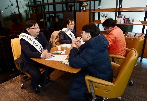 ▲ 경기도 마을 노무사 상담 모습 (사진=경기도 제공)